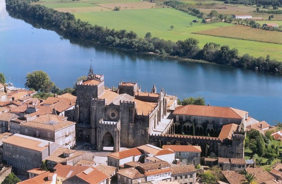 Vista aérea de la Catedral de Tui sobre el Rio Miño