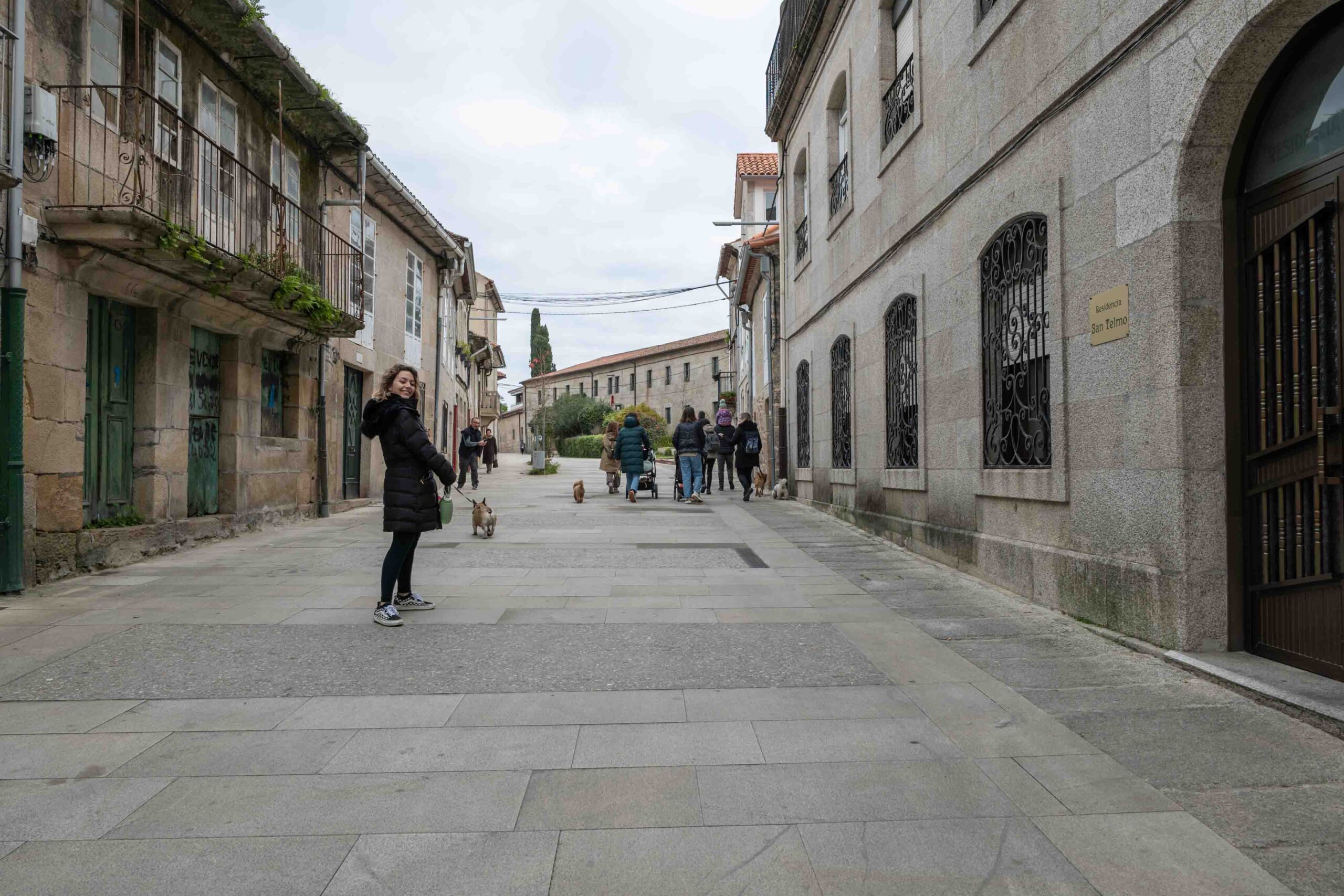Visita cultural guiada con perro por la ciudad de Tui en las Rias Baixas, realizada por Rekunchos, agencia de viajes pet friendly en Galicia.