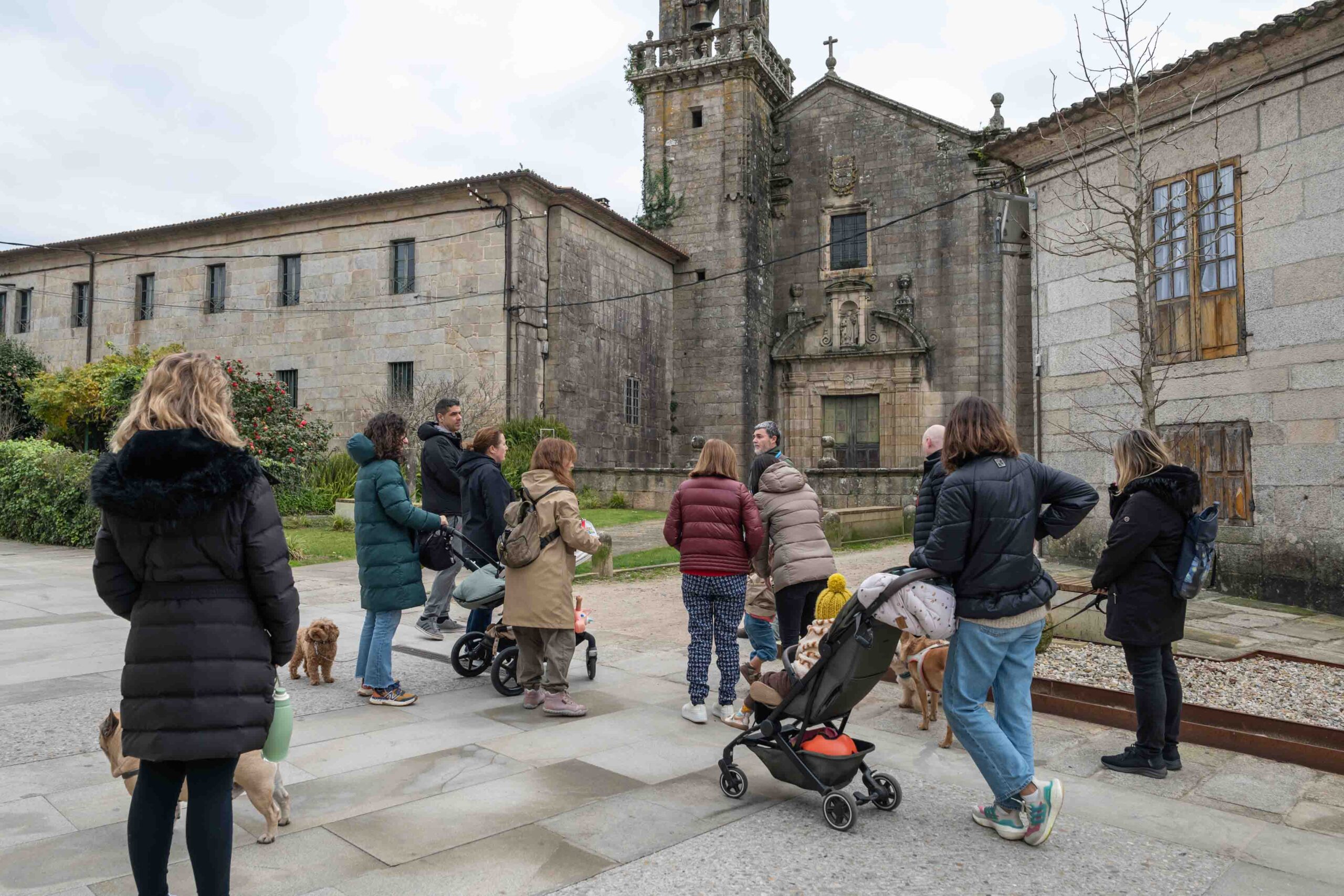 Turismo con mascotas por la ciudad de Tui en Pontevedra, realizada por Rekunchos, agencia de viajes pet friendly en Galicia.