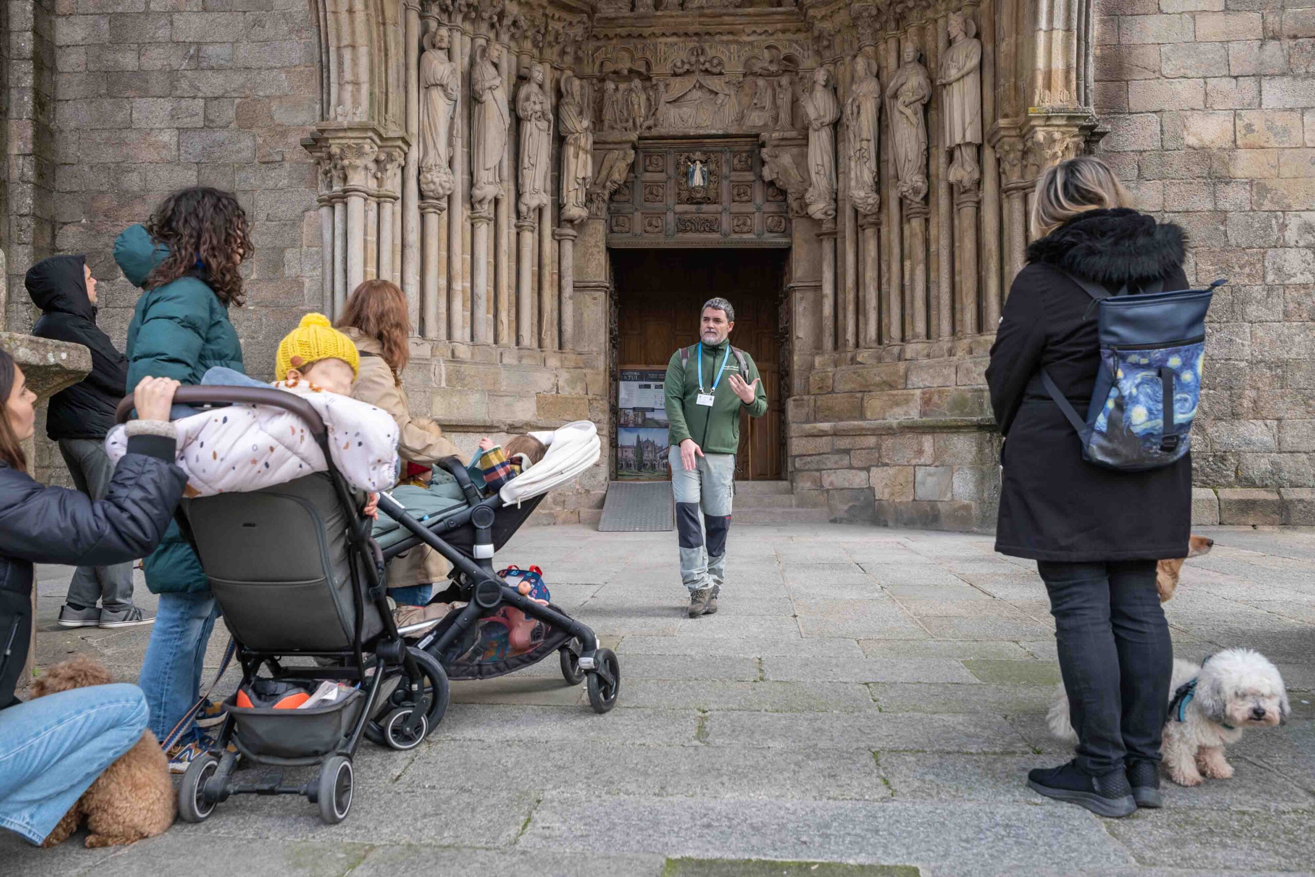 Planes para hacer con perro por la ciudad de Tui en Pontevedra, realizada por Rekunchos, agencia de viajes pet friendly en Galicia.