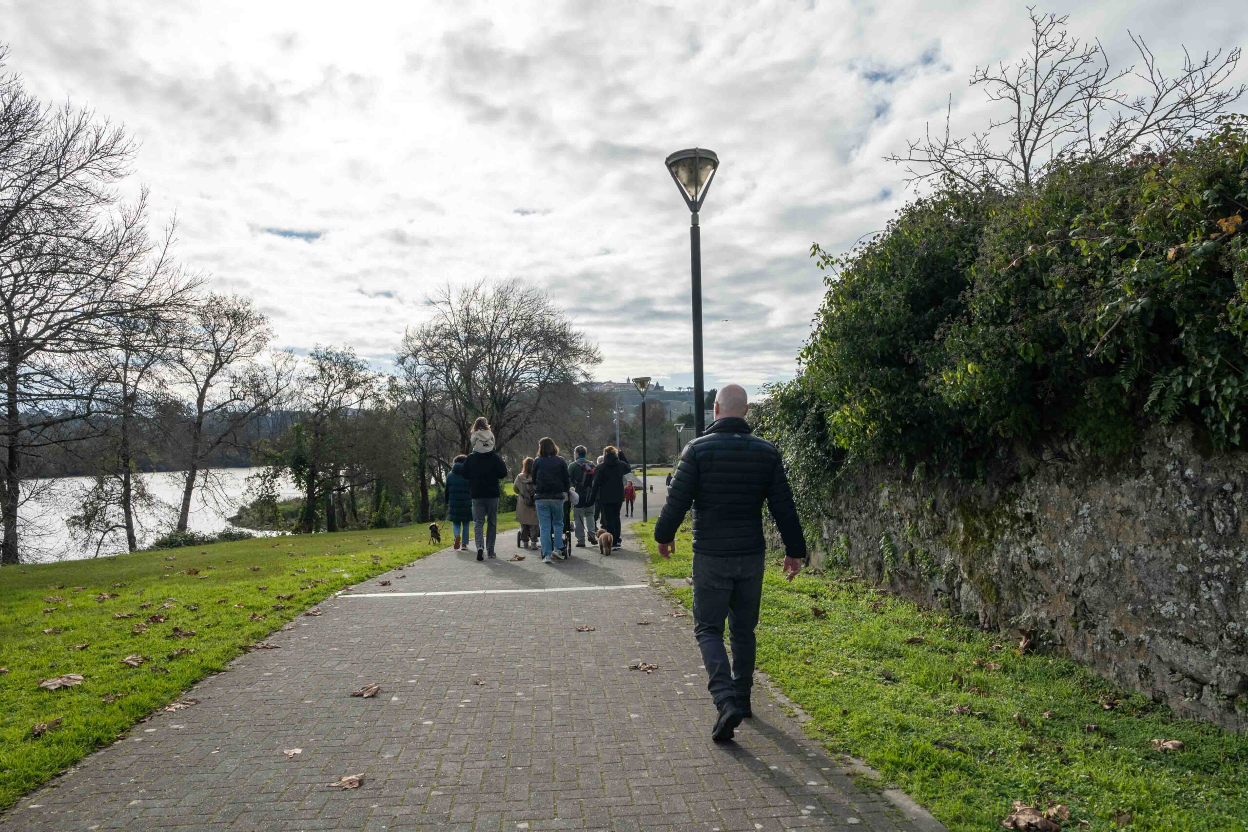 Tour guiado con perro por la ciudad de Tui en Pontevedra, realizada por Rekunchos, agencia de viajes pet friendly en Galicia.