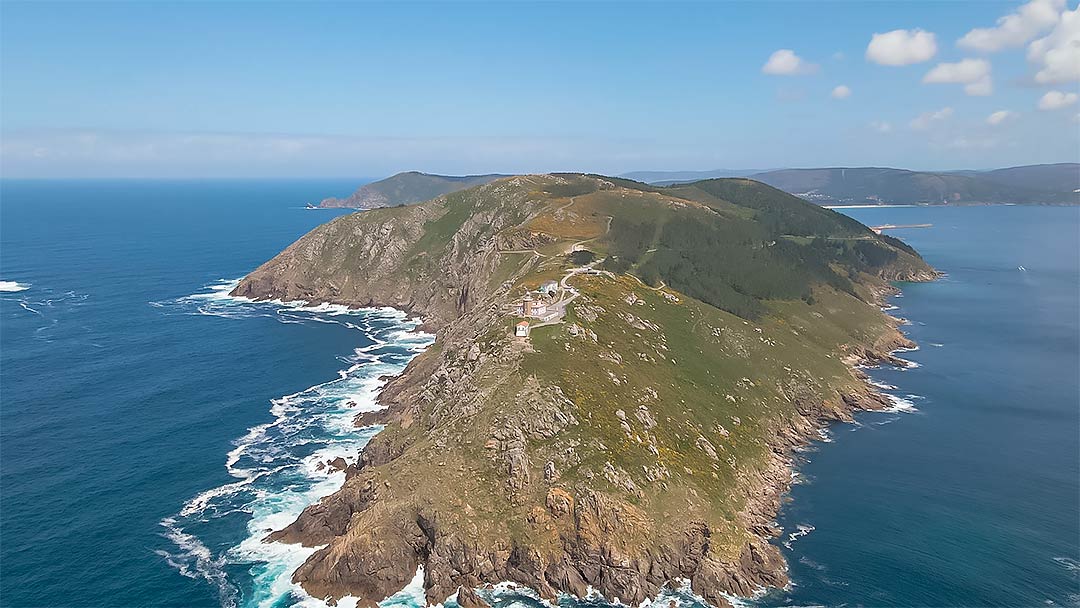 Disfruta de unas vacaciones con tu perro en Fisterra en A Coruña con Rekunchos, agencia de viajes para mascotas.