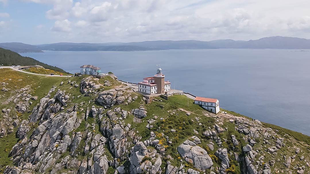 Escapada rural con perro en Galicia, recorre Fisterra y sus pueblos marineros con tu mascota un destino perfecto para ir con perros