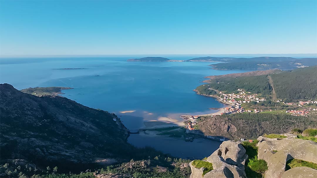 Vacaciones con tu perro en las playas de Galicia, disfruta de un plan perfecto con tu perro en el pueblo de Ezaro en la Costa da Morte
