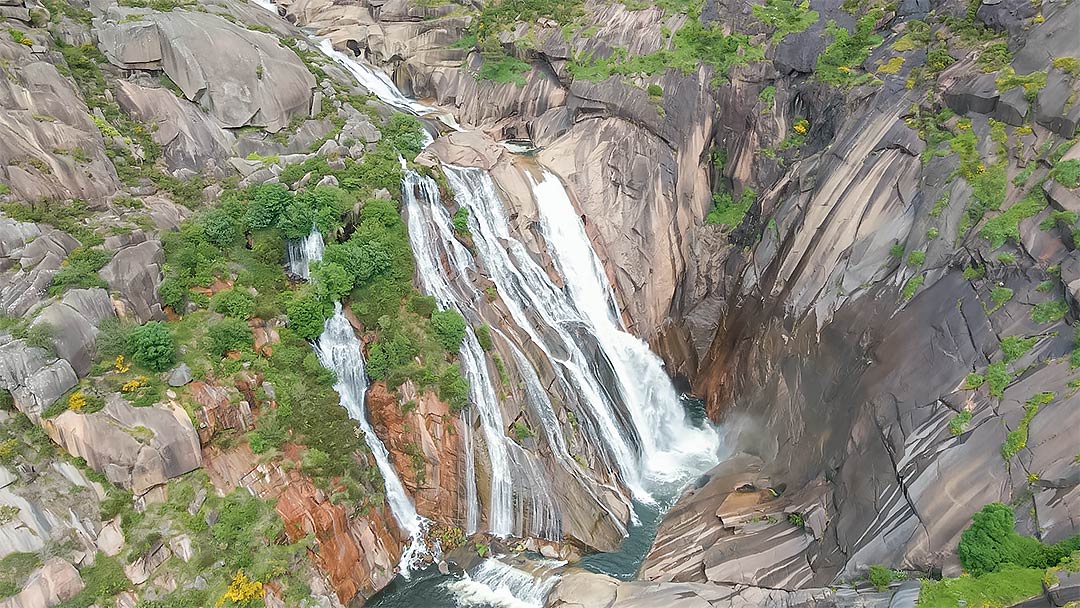 Viaja y descubre la Cascada el Ézaro con tu mascota, Rekunchos tu agencia de viajes pet friendly en Galicia, te propone unas vacaciones con perro en el norte de España