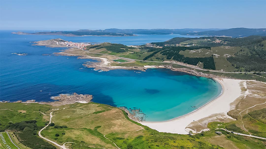 Destinos para viajar con perros en la Costa da Morte, pueblos como Muxía donde podrás disfrutar de rutas para hacer con perros