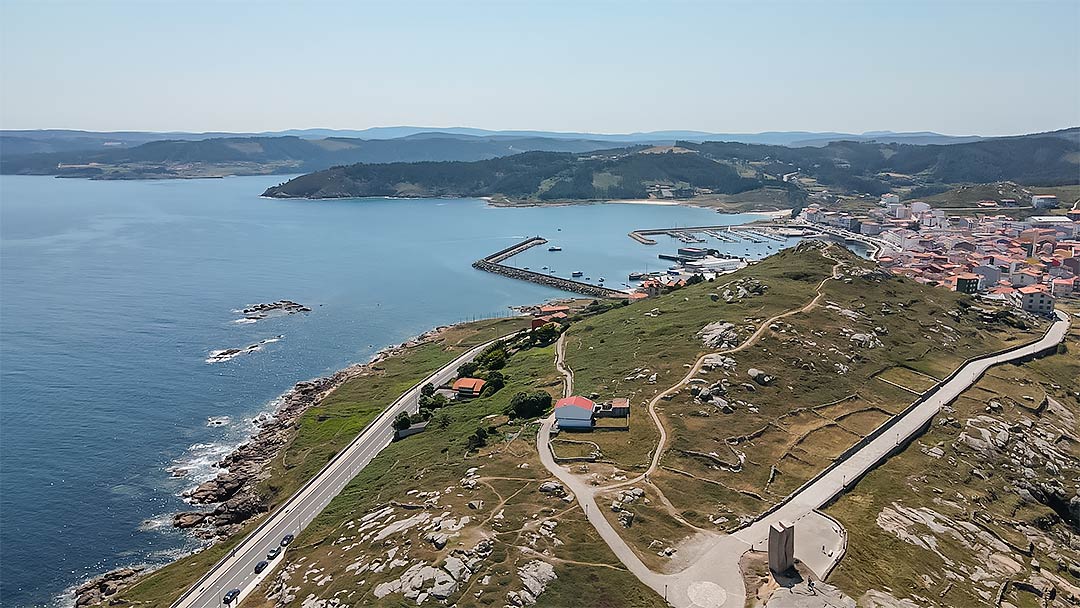 Muxia descubre este pueblo marinero en a Costa da Morte, recorre sus calle y pasea por sus playas en una escapada romántica con perro en Galicia