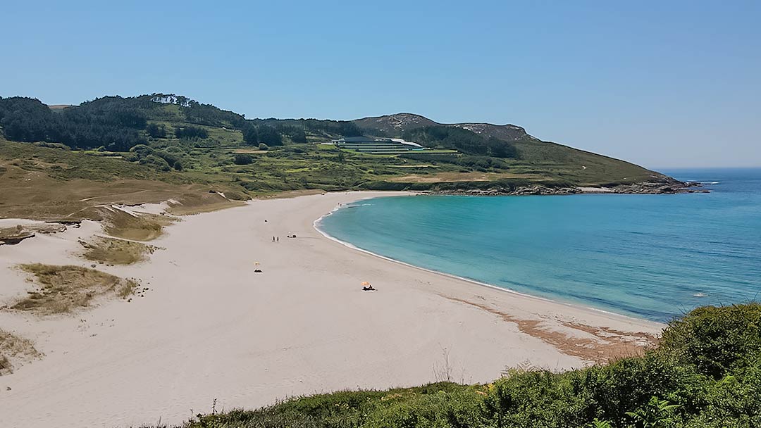 A Costa da Morte uno de los destinos para viajar con mascota en Galicia, disfruta de actividades con tu perro en sus largas playas y bosques de encuento.