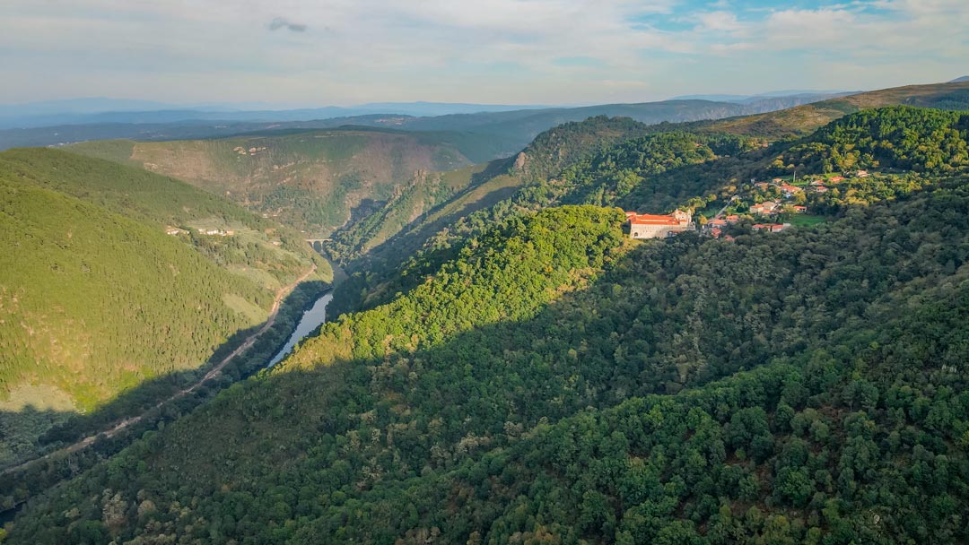 Planes con perros en la Ribeira Sacra en Galicia, rutas con perro en Galicia por los cañones del Sil