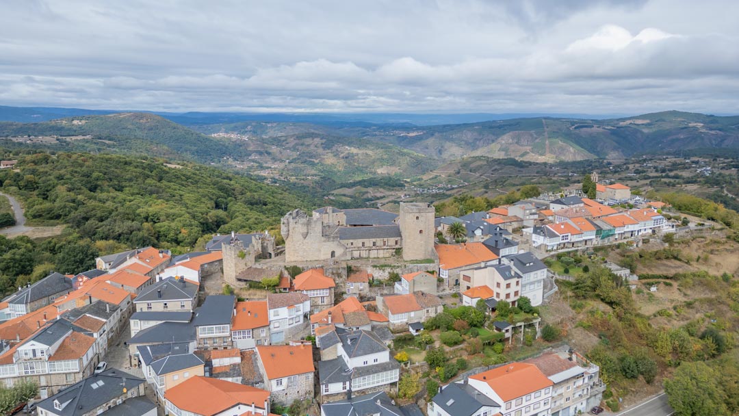 turismo con mascotas en Galicia, planes con perros visitando Castillo de Castro Caldelas en Lugo.