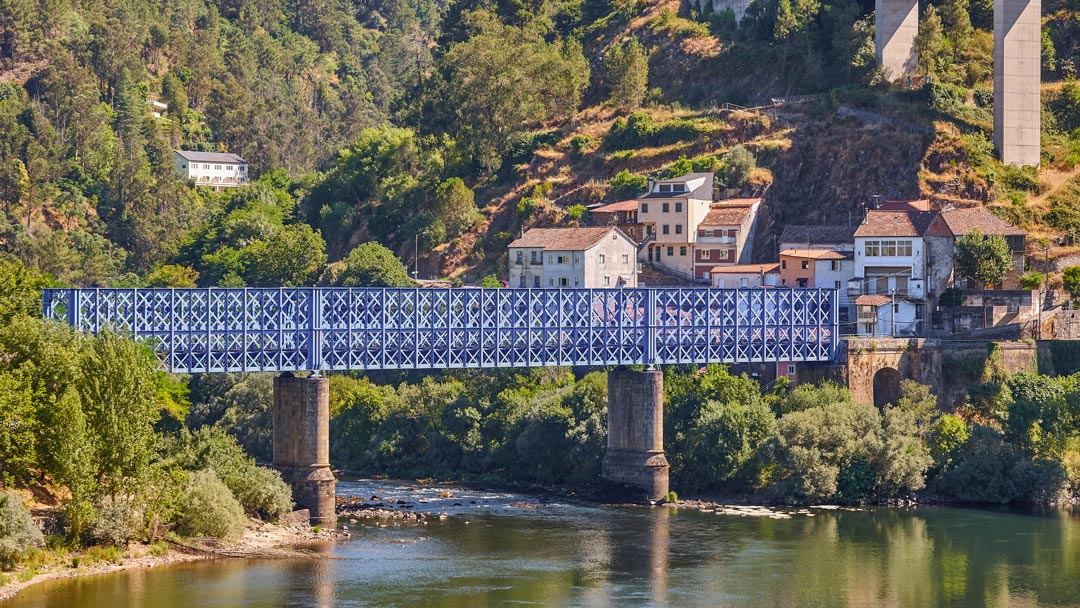 Escapada rural fin de semana con perro a Galicia, rutas y planes con perro pueblo Peares Ribeira Sacra Ourense