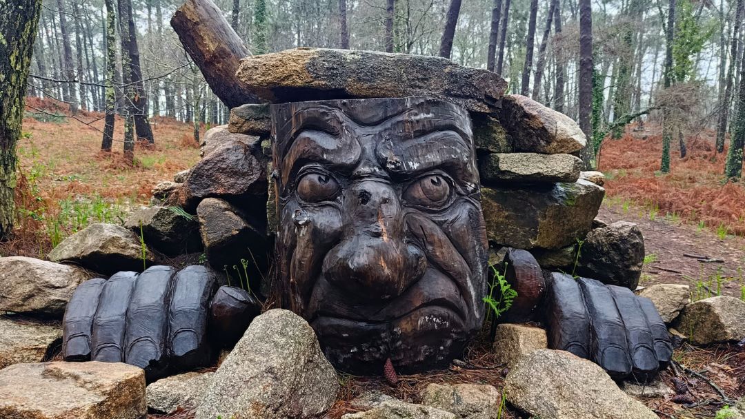 Ruta con perro al bosque de esculturas en la isla de A Toxa en o Grove, Galicia.