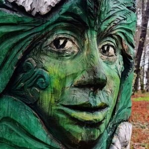 ruta con perros a la Isla de A Toxa en O Grove, esculturas de madera bosques en las Rías Baixas en Galicia