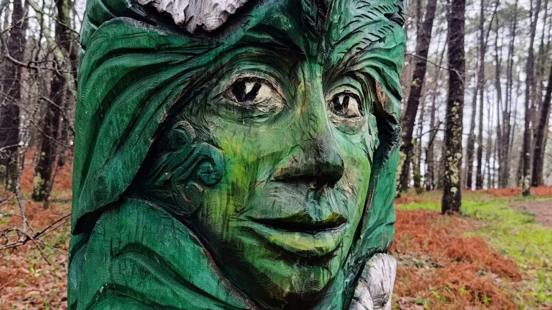 ruta con perros a la Isla de A Toxa en O Grove, esculturas de madera bosques en las Rías Baixas en Galicia