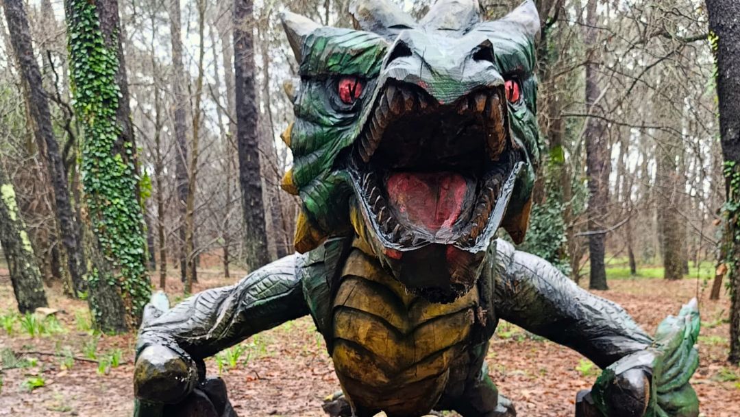 Planes con perro para hacer en O Grove, visita pet friendly a la Isla de A Toxa para visitar su bosque con esculturas en las Rías Baixas.