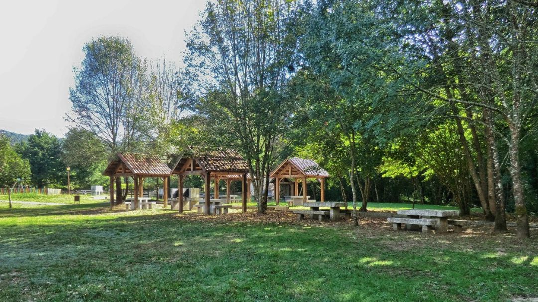 Área recreativa de Freáns junto al río Deva